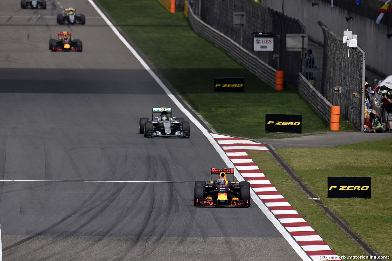 GP CINA, 17.04.2016 - Gara, Daniel Ricciardo (AUS) Red Bull Racing RB12 davanti a Nico Rosberg (GER) Mercedes AMG F1 W07 Hybrid