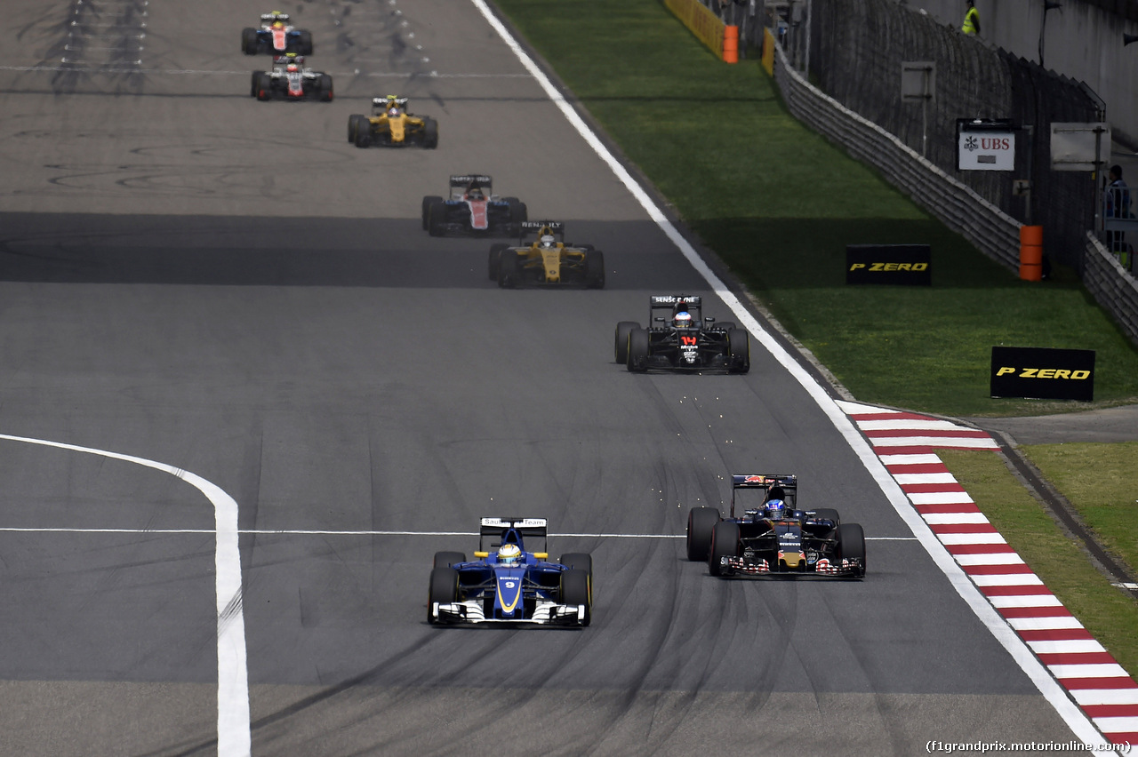 GP CINA, 17.04.2016 - Gara, Marcus Ericsson (SUE) Sauber C34 e Max Verstappen (NED) Scuderia Toro Rosso STR11