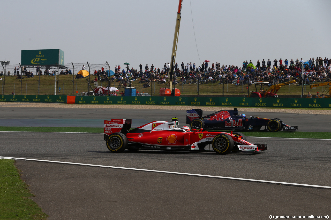 GP CINA, 17.04.2016 - Gara, Kimi Raikkonen (FIN) Ferrari SF16-H e Max Verstappen (NED) Scuderia Toro Rosso STR11