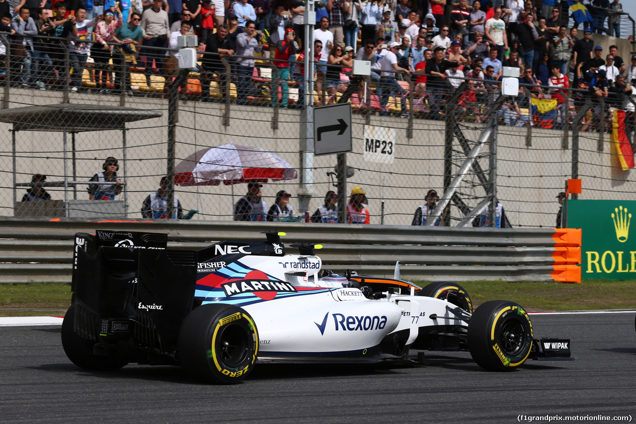 GP CINA, 17.04.2016 - Gara, Valtteri Bottas (FIN) Williams FW38 e Sergio Perez (MEX) Sahara Force India F1 VJM09