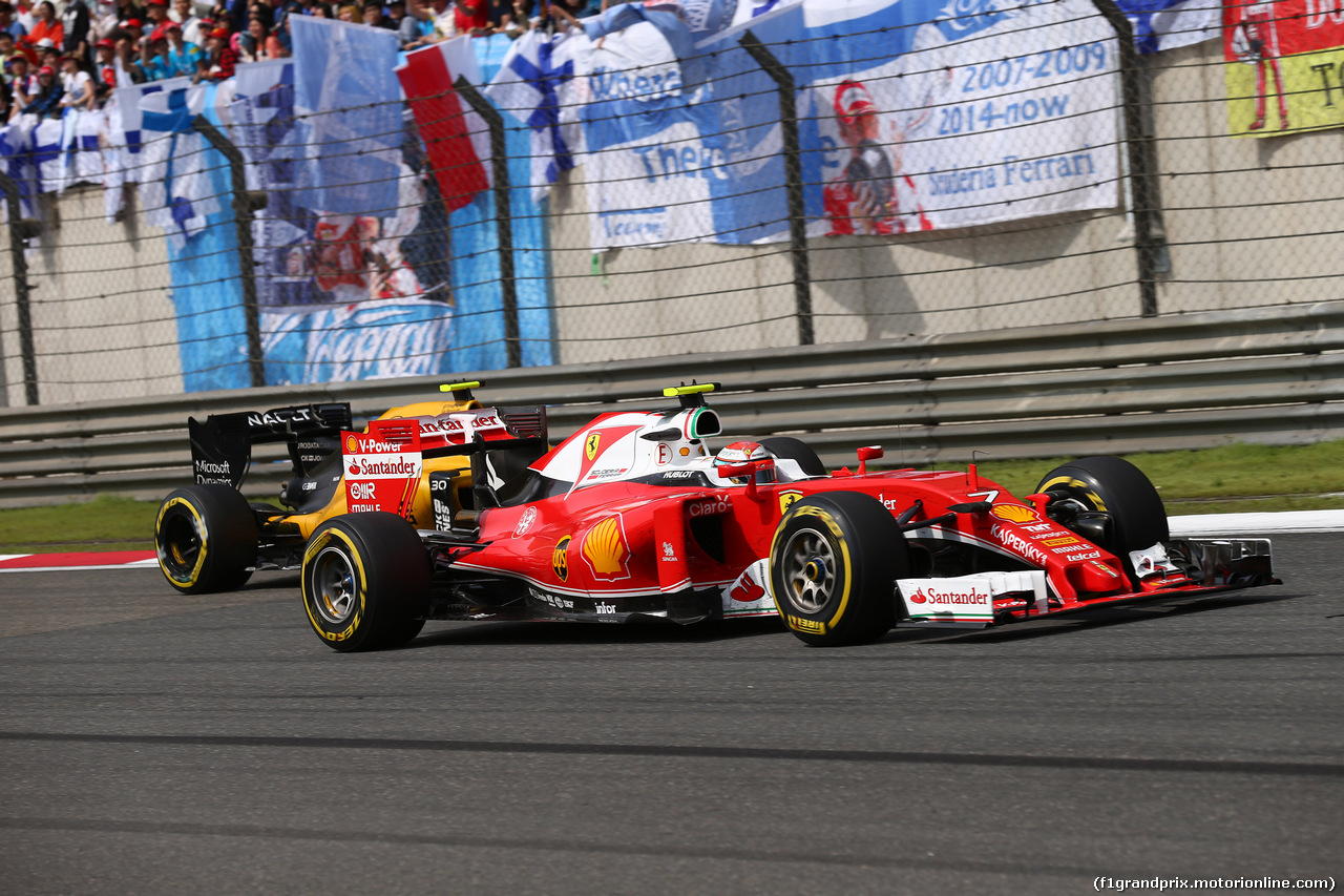 GP CINA, 17.04.2016 - Gara, Kimi Raikkonen (FIN) Ferrari SF16-H e Jolyon Palmer (GBR) Renault Sport F1 Team RS16