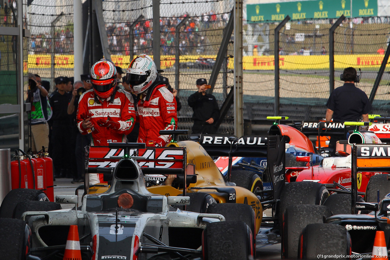 GP CINA, 17.04.2016 - Gara, Kimi Raikkonen (FIN) Ferrari SF16-H e Sebastian Vettel (GER) Ferrari SF16-H