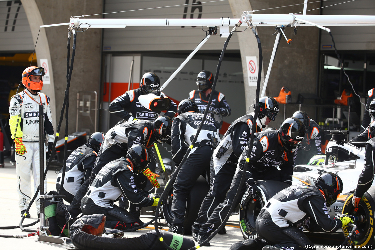 GP CINA, 17.04.2016 - Gara, Pit stop, Nico Hulkenberg (GER) Sahara Force India F1 VJM09