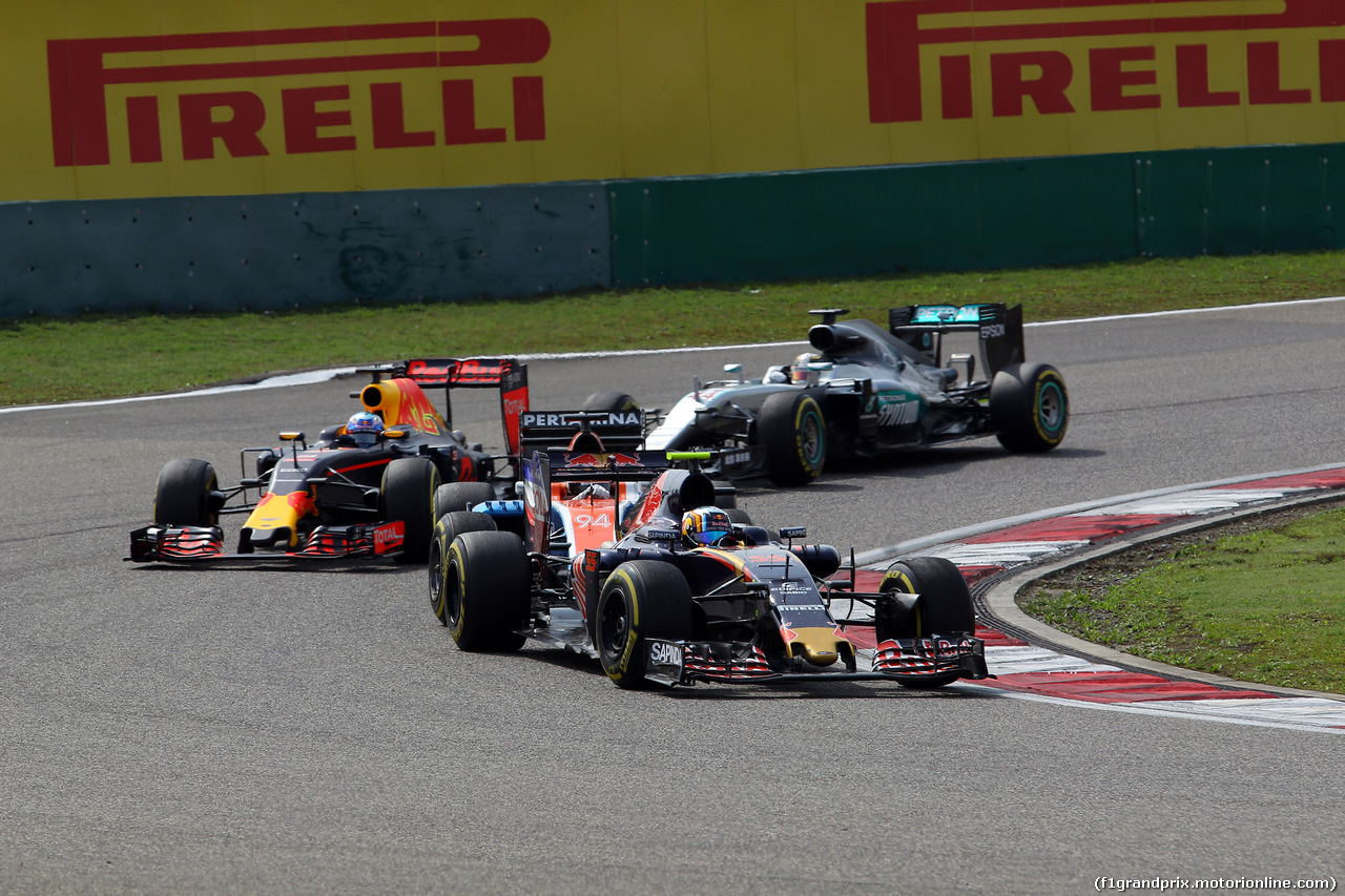 GP CINA, 17.04.2016 - Gara, Carlos Sainz Jr (ESP) Scuderia Toro Rosso STR11 davanti a Daniel Ricciardo (AUS) Red Bull Racing RB12
