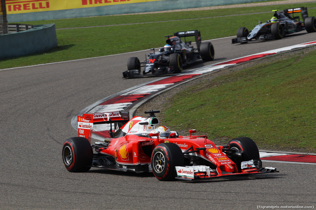 GP CINA, 17.04.2016 - Gara, Sebastian Vettel (GER) Ferrari SF16-H davanti a Fernando Alonso (ESP) McLaren Honda MP4-31