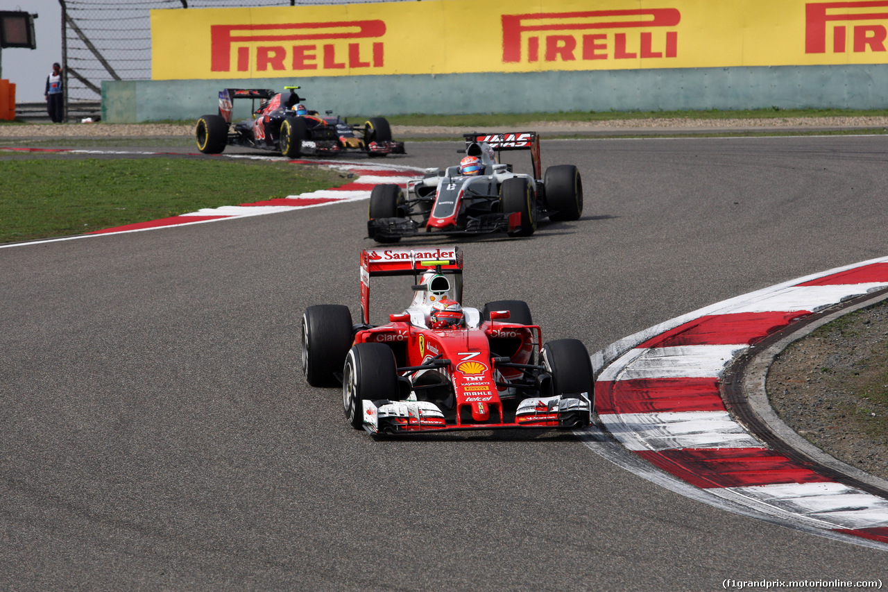 GP CINA, 17.04.2016 - Gara, Kimi Raikkonen (FIN) Ferrari SF16-H davanti a Romain Grosjean (FRA) Haas F1 Team VF-16