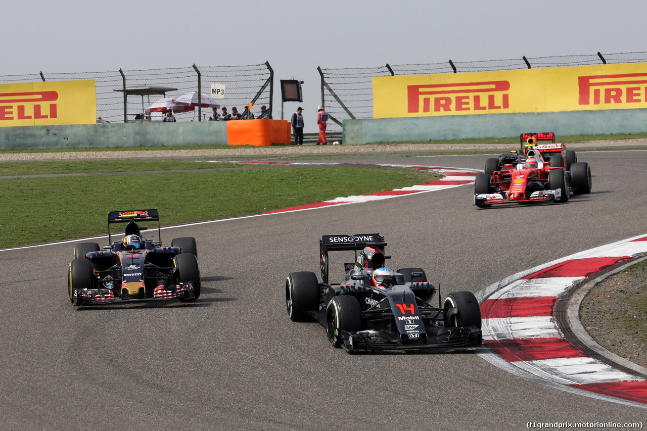 GP CINA, 17.04.2016 - Gara, Fernando Alonso (ESP) McLaren Honda MP4-31 davanti a Carlos Sainz Jr (ESP) Scuderia Toro Rosso STR11