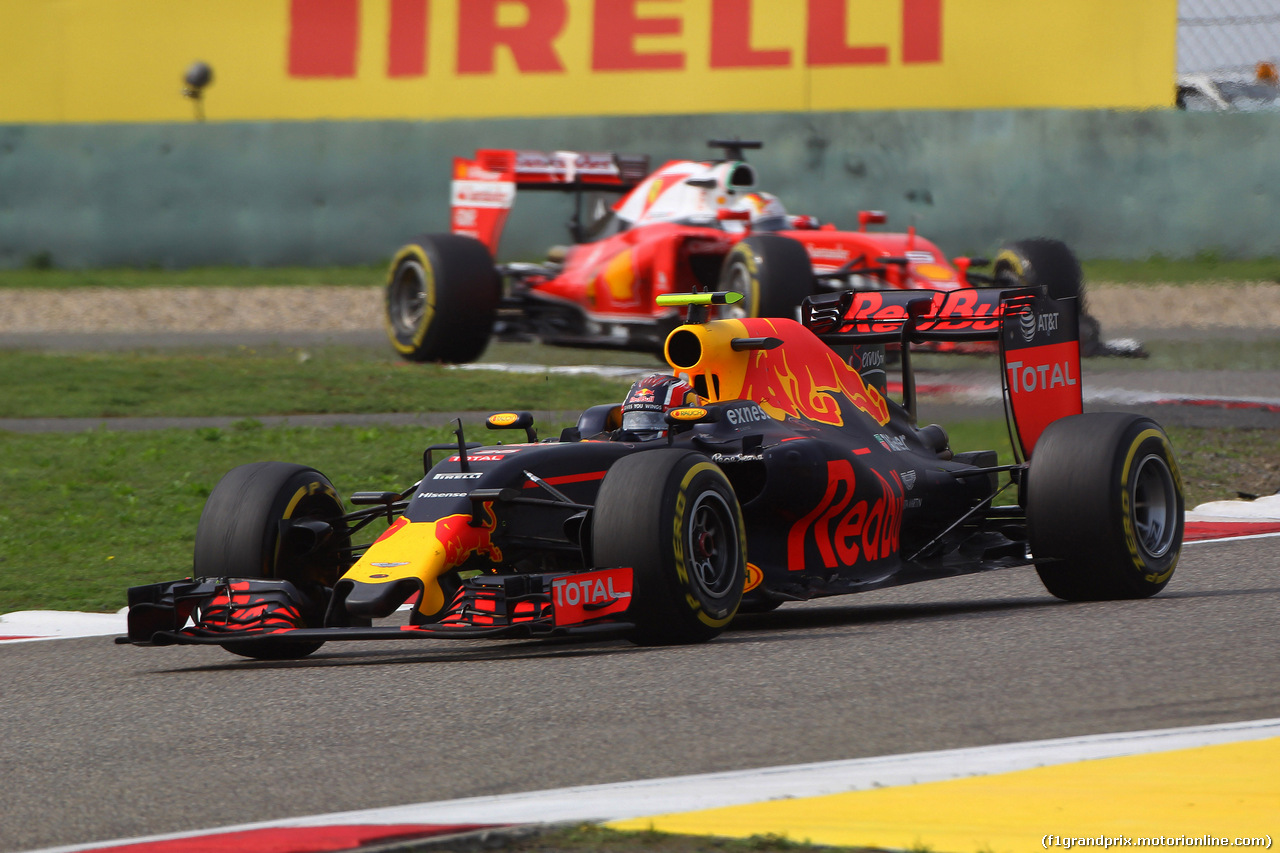 GP CINA, 17.04.2016 - Gara, Daniil Kvyat (RUS) Red Bull Racing RB12 davanti a Sebastian Vettel (GER) Ferrari SF16-H