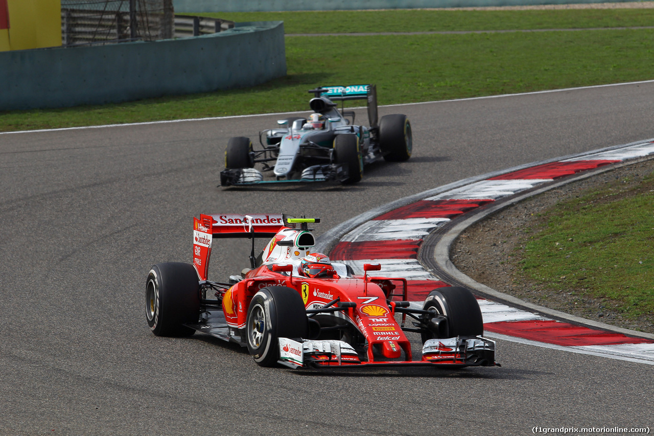 GP CINA, 17.04.2016 - Gara, Kimi Raikkonen (FIN) Ferrari SF16-H davanti a Lewis Hamilton (GBR) Mercedes AMG F1 W07 Hybrid