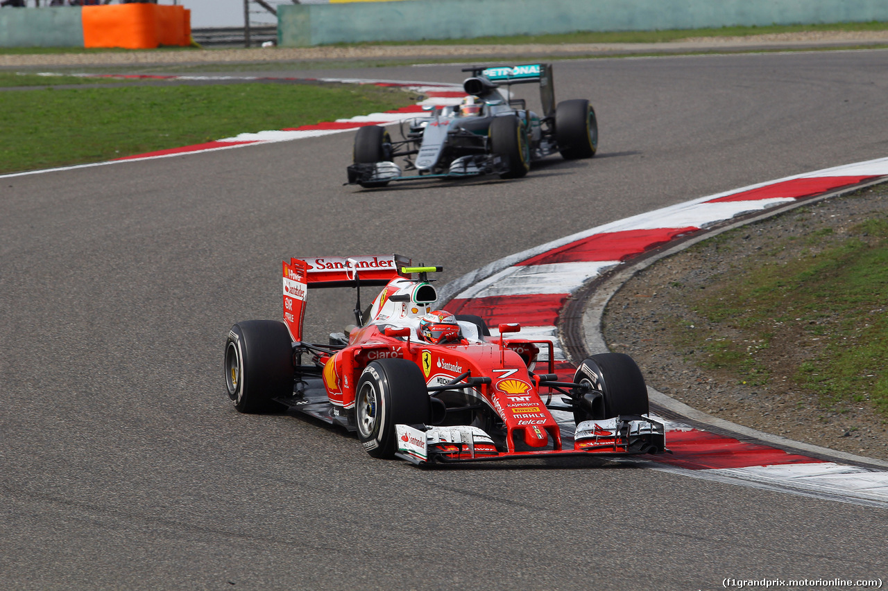 GP CINA, 17.04.2016 - Gara, Kimi Raikkonen (FIN) Ferrari SF16-H davanti a Lewis Hamilton (GBR) Mercedes AMG F1 W07 Hybrid