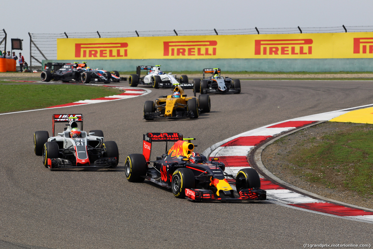 GP CINA, 17.04.2016 - Gara, Daniil Kvyat (RUS) Red Bull Racing RB12 davanti a Esteban Gutierrez (MEX) Haas F1 Team VF-16