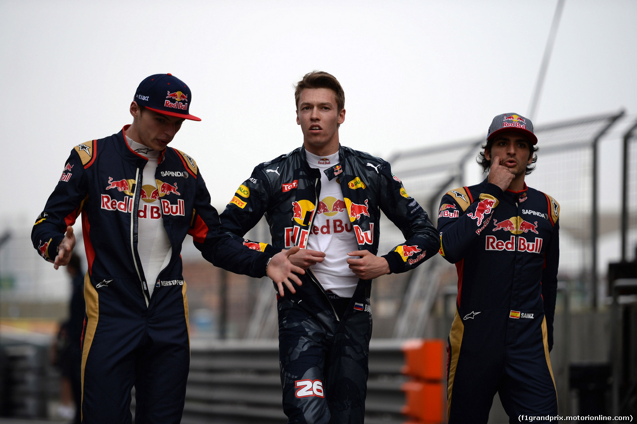 GP CINA, 14.04.2016 - Max Verstappen (NED) Scuderia Toro Rosso STR11, Daniil Kvyat (RUS) Red Bull Racing RB12 e Carlos Sainz Jr (ESP) Scuderia Toro Rosso STR11
