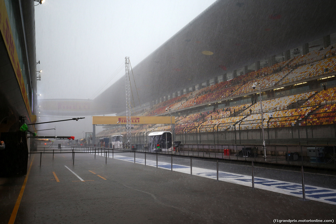 GP CINA, 16.04.2016 - Torrential rain storm in the circuit.