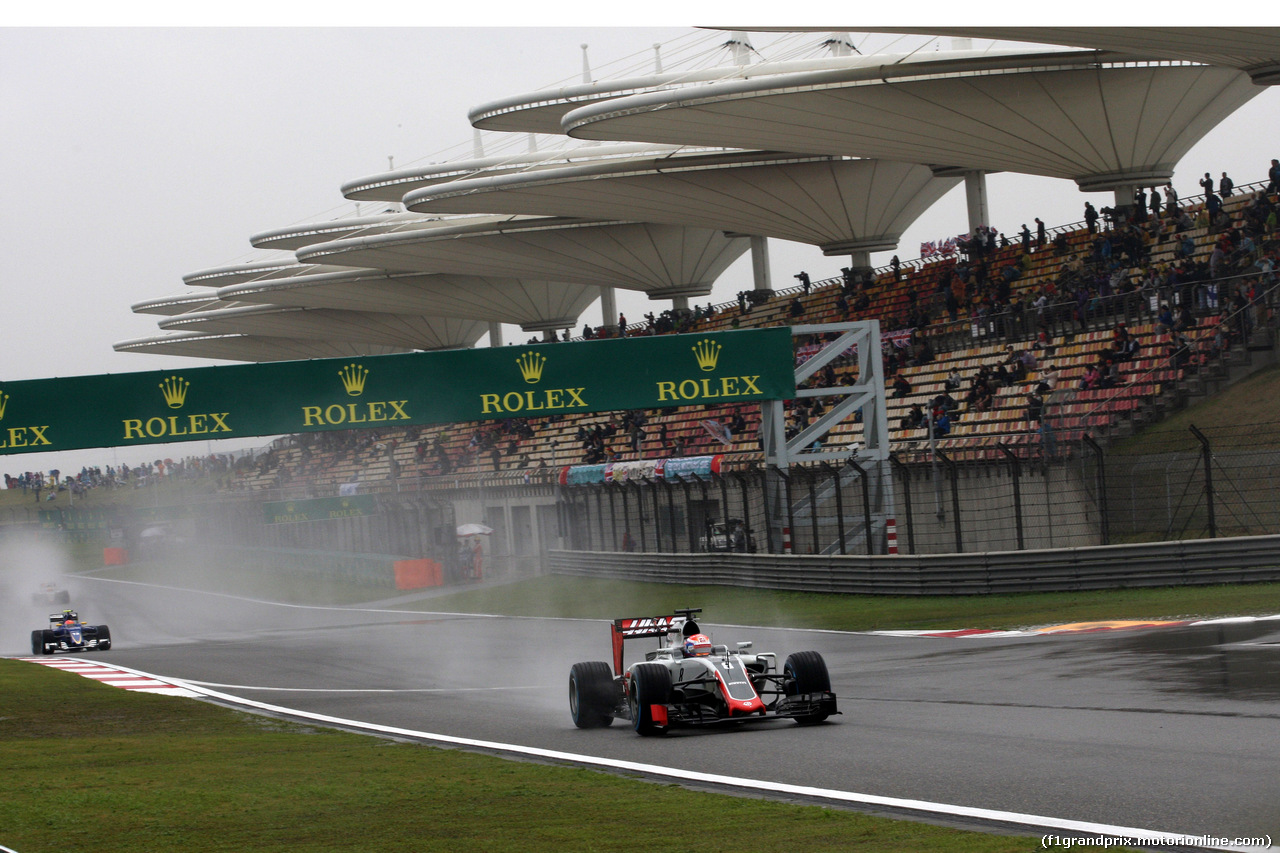 GP CINA, 16.04.2016 - Prove Libere 3, Romain Grosjean (FRA) Haas F1 Team VF-16 davanti a Felipe Nasr (BRA) Sauber C34