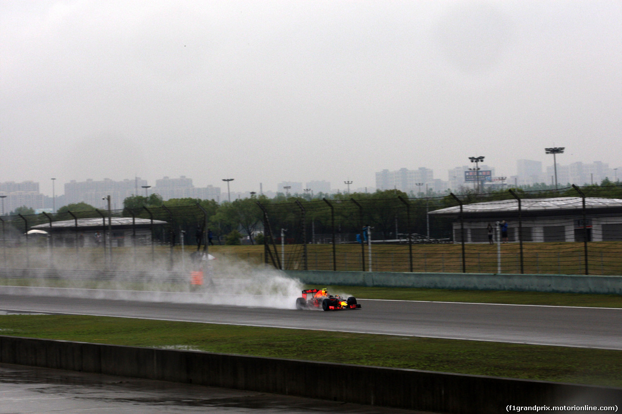 GP CINA, 16.04.2016 - Prove Libere 3, Daniil Kvyat (RUS) Red Bull Racing RB12