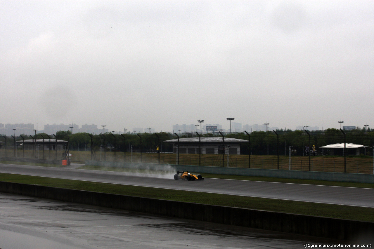 GP CINA, 16.04.2016 - Prove Libere 3, Kevin Magnussen (DEN) Renault Sport F1 Team RS16