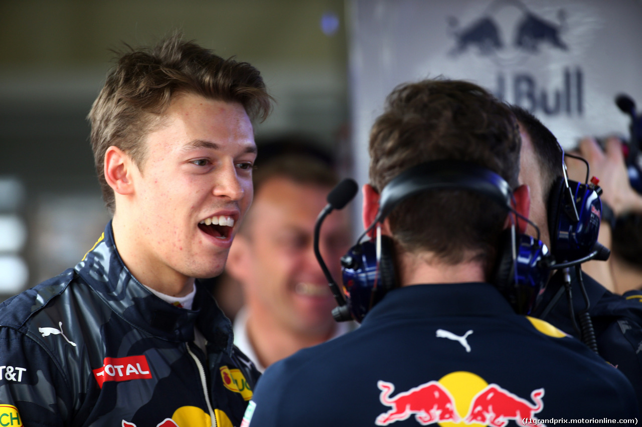 GP CINA, 16.04.2016 - Prove Libere 3, Daniil Kvyat (RUS) Red Bull Racing RB12