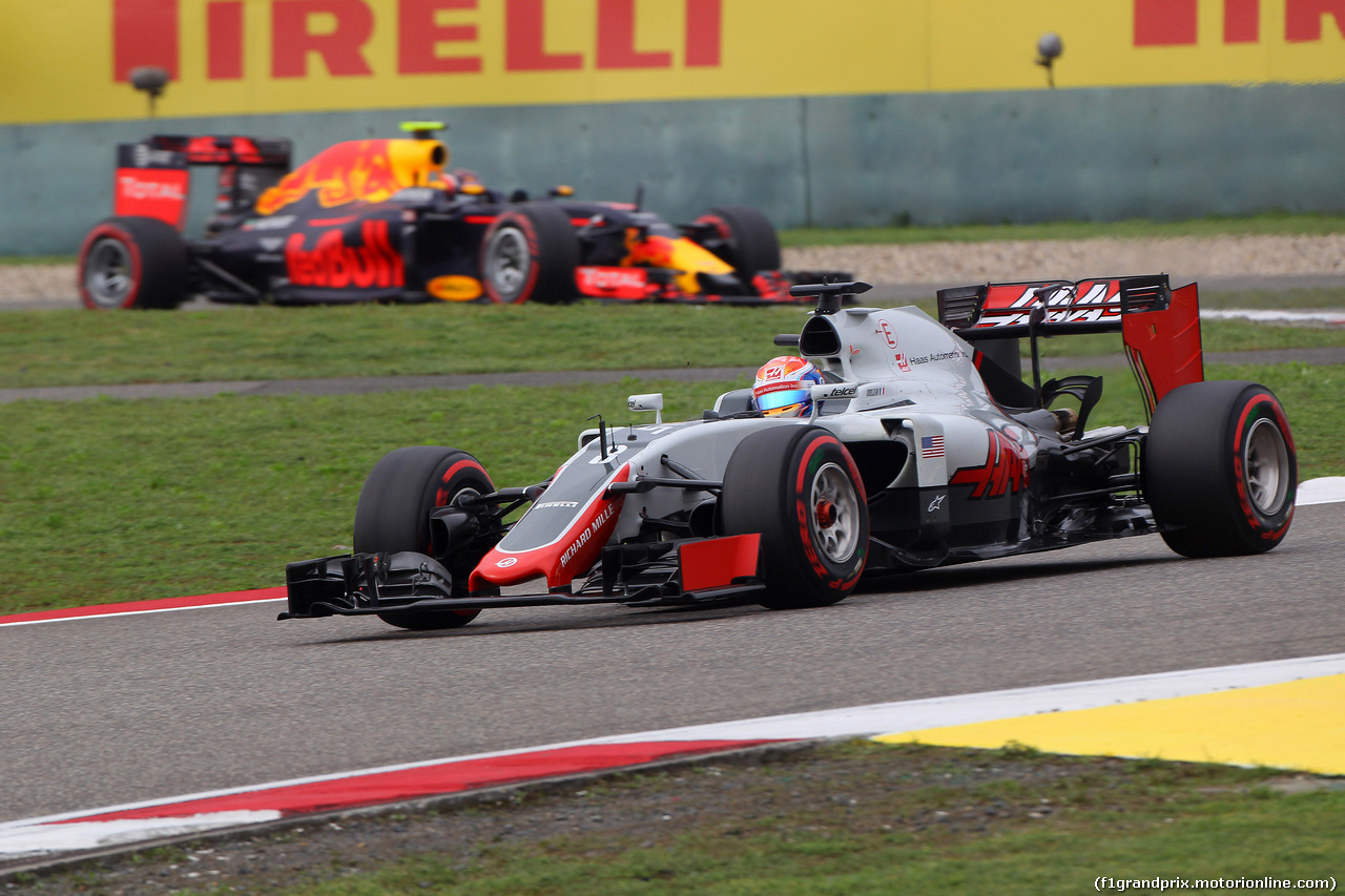 GP CINA, 16.04.2016 - Qualifiche, Romain Grosjean (FRA) Haas F1 Team VF-16 e Daniil Kvyat (RUS) Red Bull Racing RB12