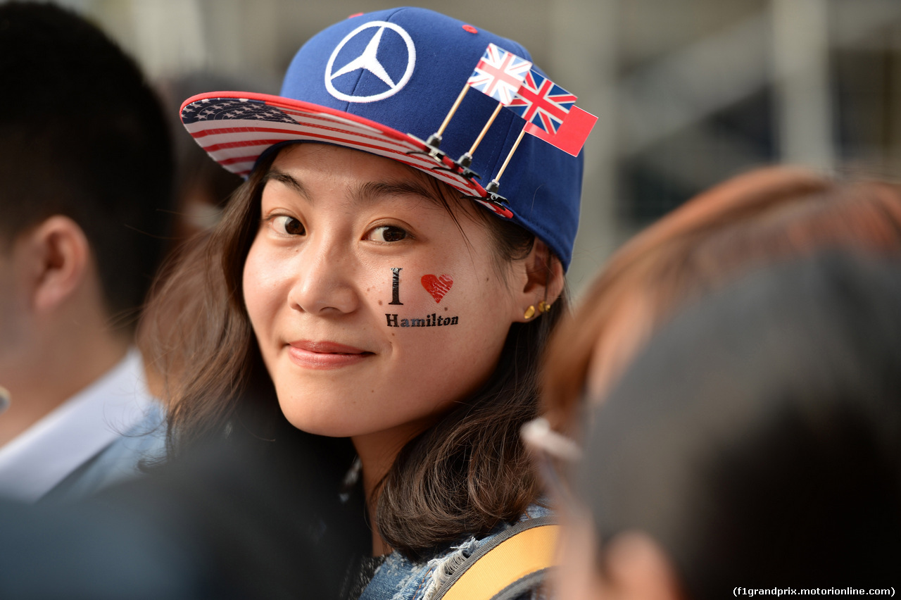 GP CINA, 14.04.2016 - A fan of Lewis Hamilton (GBR) Mercedes AMG F1 W07 Hybrid