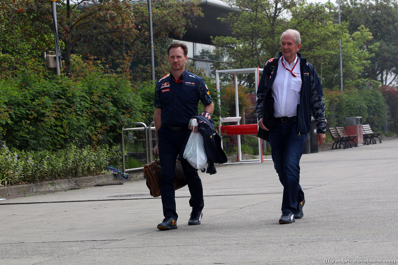 GP CINA, 15.04.2016 - Christian Horner (GBR), Red Bull Racing, Sporting Director e Helmut Marko (AUT), Red Bull Racing, Red Bull Advisor