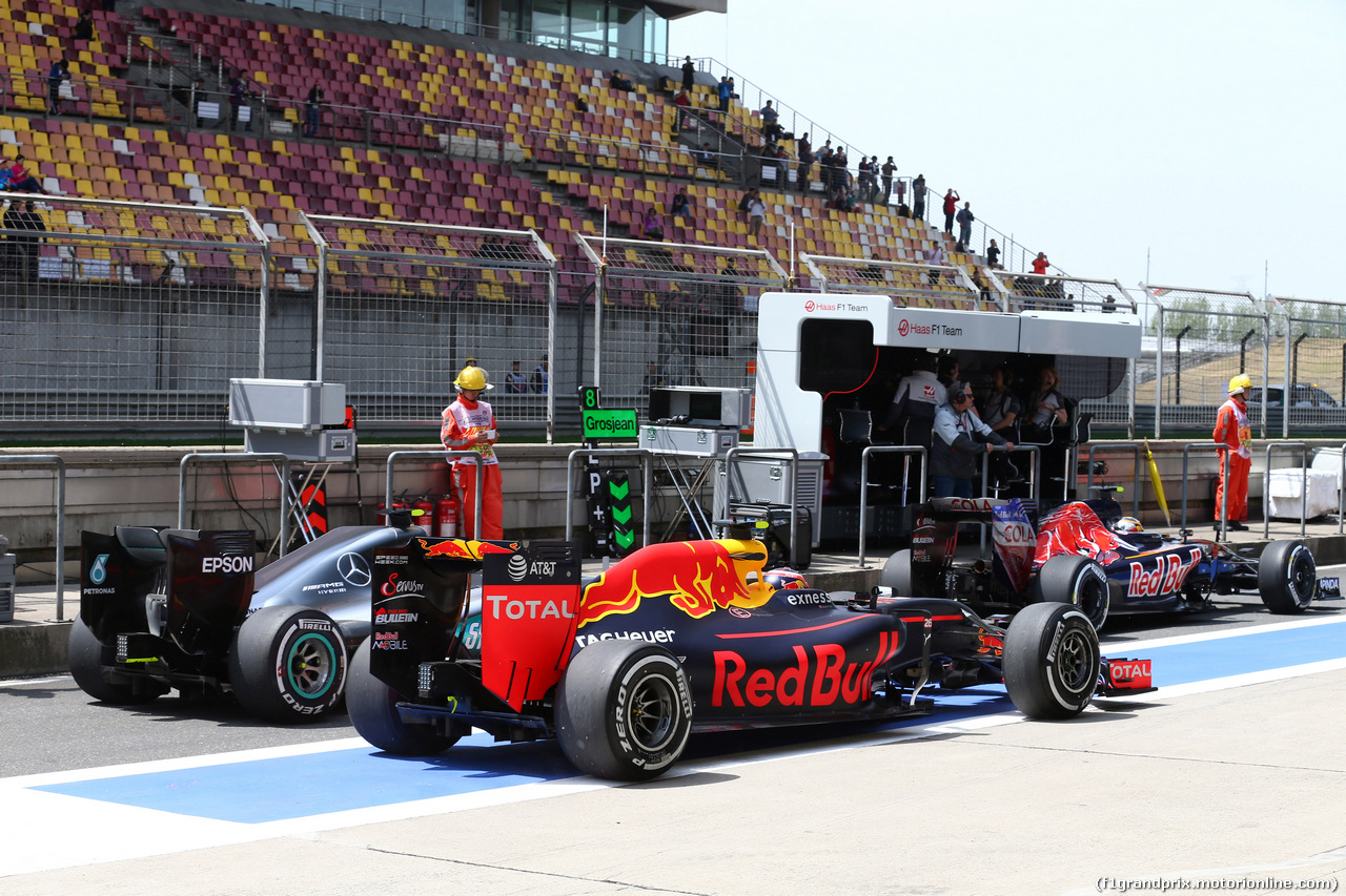 GP CINA, 15.04.2016 - Prove Libere 1, Nico Rosberg (GER) Mercedes AMG F1 W07 Hybrid e Daniil Kvyat (RUS) Red Bull Racing RB12