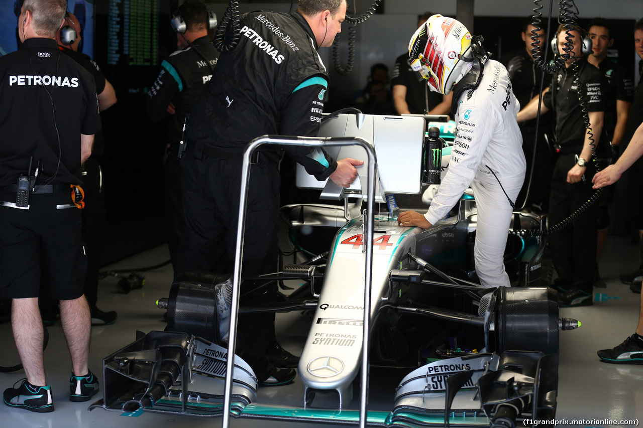 GP CINA, 15.04.2016 - Prove Libere 1, Lewis Hamilton (GBR) Mercedes AMG F1 W07 Hybrid