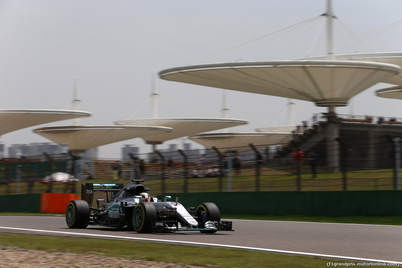 GP CINA, 15.04.2016 - Prove Libere 1, Lewis Hamilton (GBR) Mercedes AMG F1 W07 Hybrid
