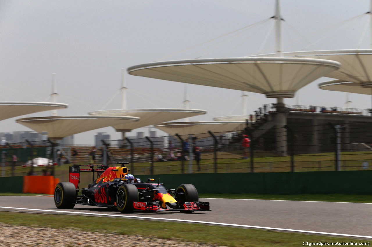 GP CINA, 15.04.2016 - Prove Libere 1, Daniel Ricciardo (AUS) Red Bull Racing RB12