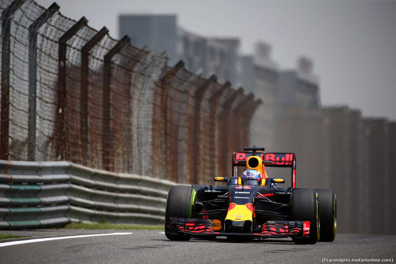GP CINA, 15.04.2016 - Prove Libere 1, Daniel Ricciardo (AUS) Red Bull Racing RB12