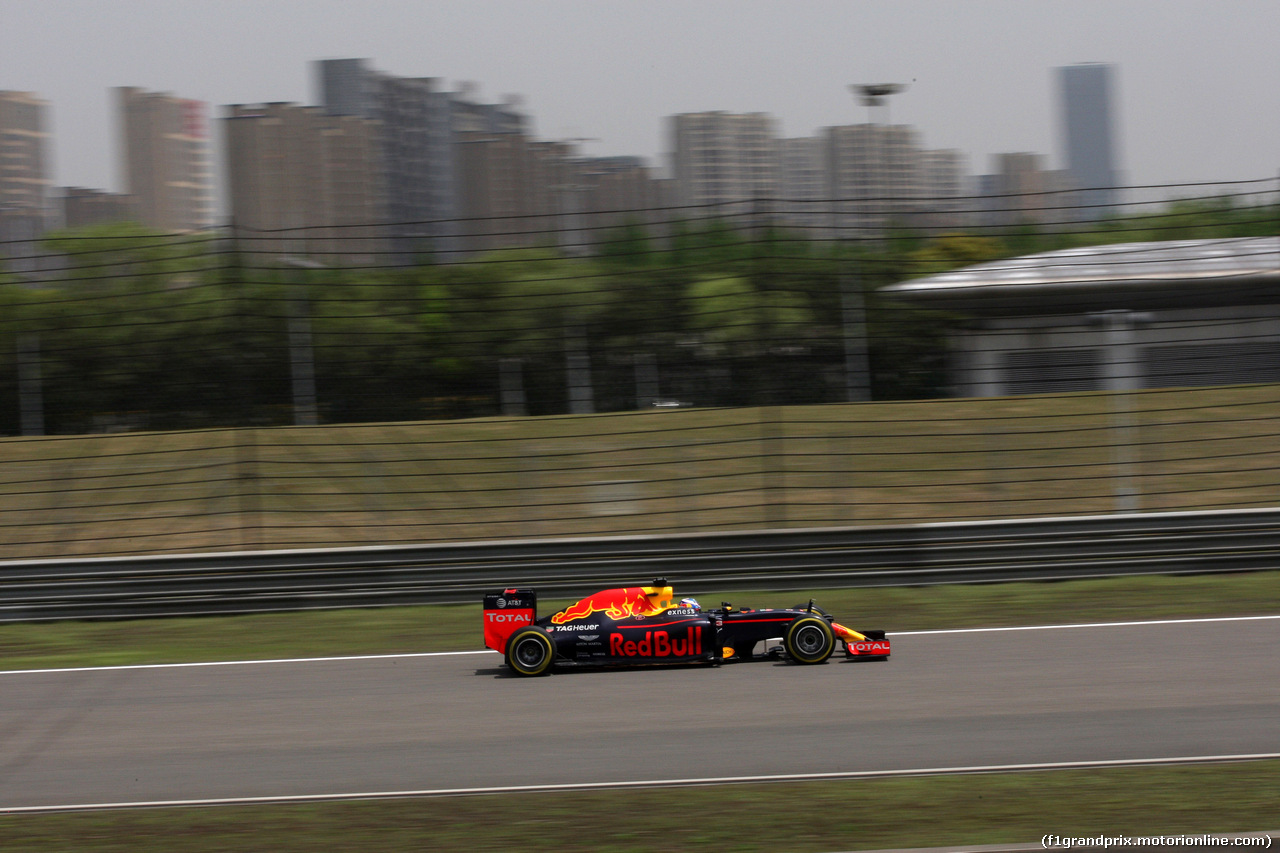 GP CINA, 15.04.2016 - Prove Libere 1, Daniel Ricciardo (AUS) Red Bull Racing RB12
