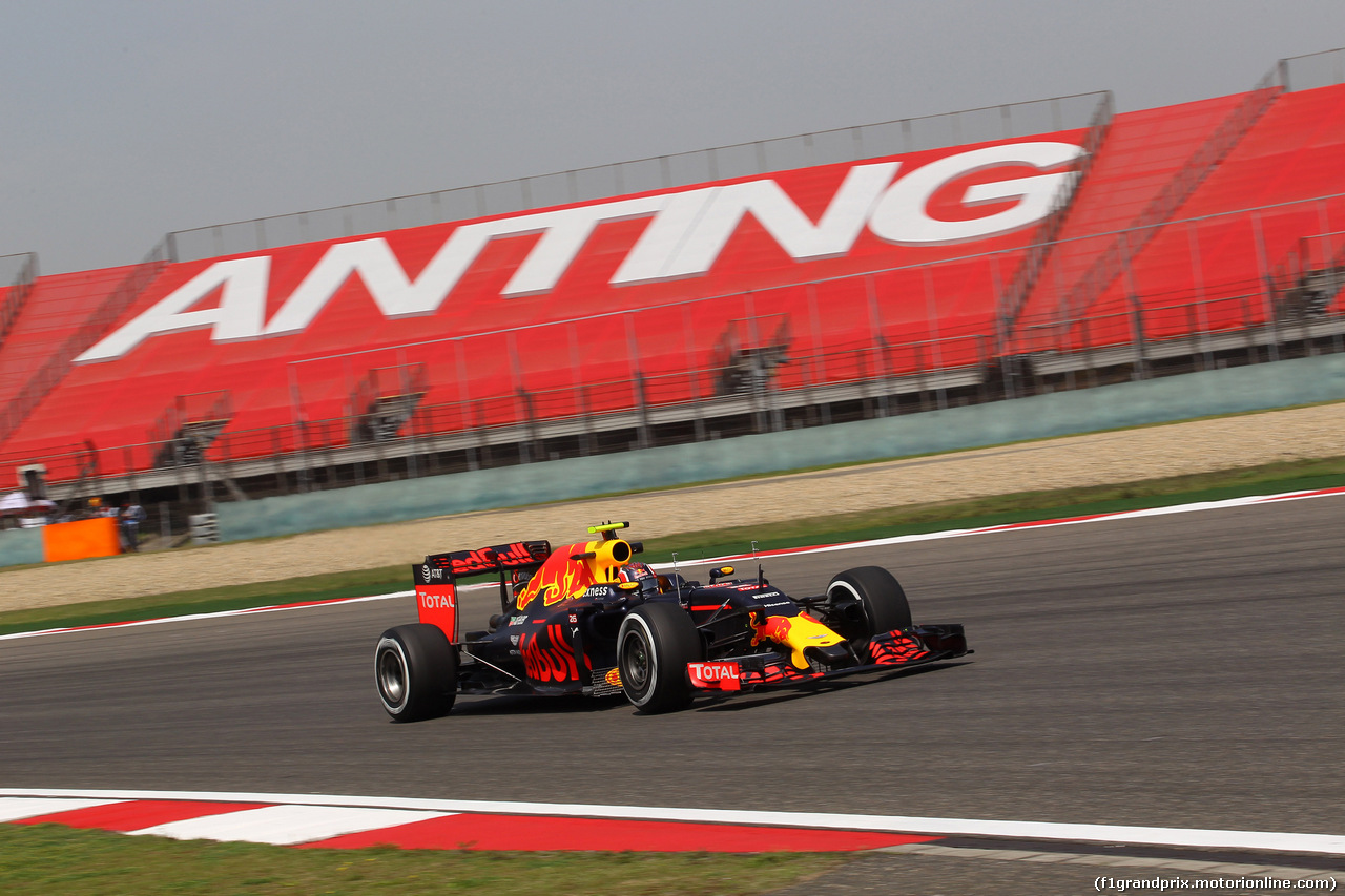 GP CINA, 15.04.2016 - Prove Libere 1, Daniil Kvyat (RUS) Red Bull Racing RB12