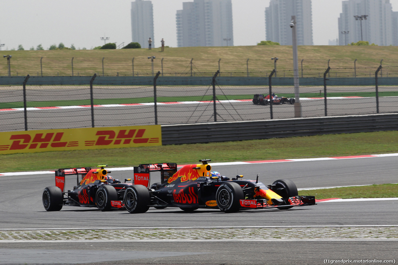 GP CINA, 15.04.2016 - Prove Libere 1, Daniel Ricciardo (AUS) Red Bull Racing RB12 davanti a Daniil Kvyat (RUS) Red Bull Racing RB12