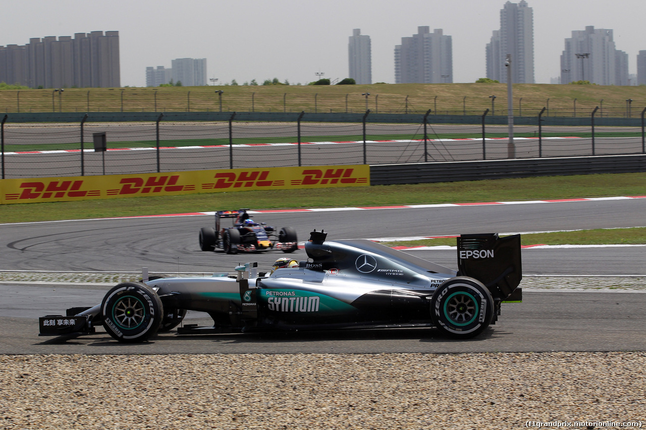 GP CINA, 15.04.2016 - Prove Libere 1, Lewis Hamilton (GBR) Mercedes AMG F1 W07 Hybrid spins