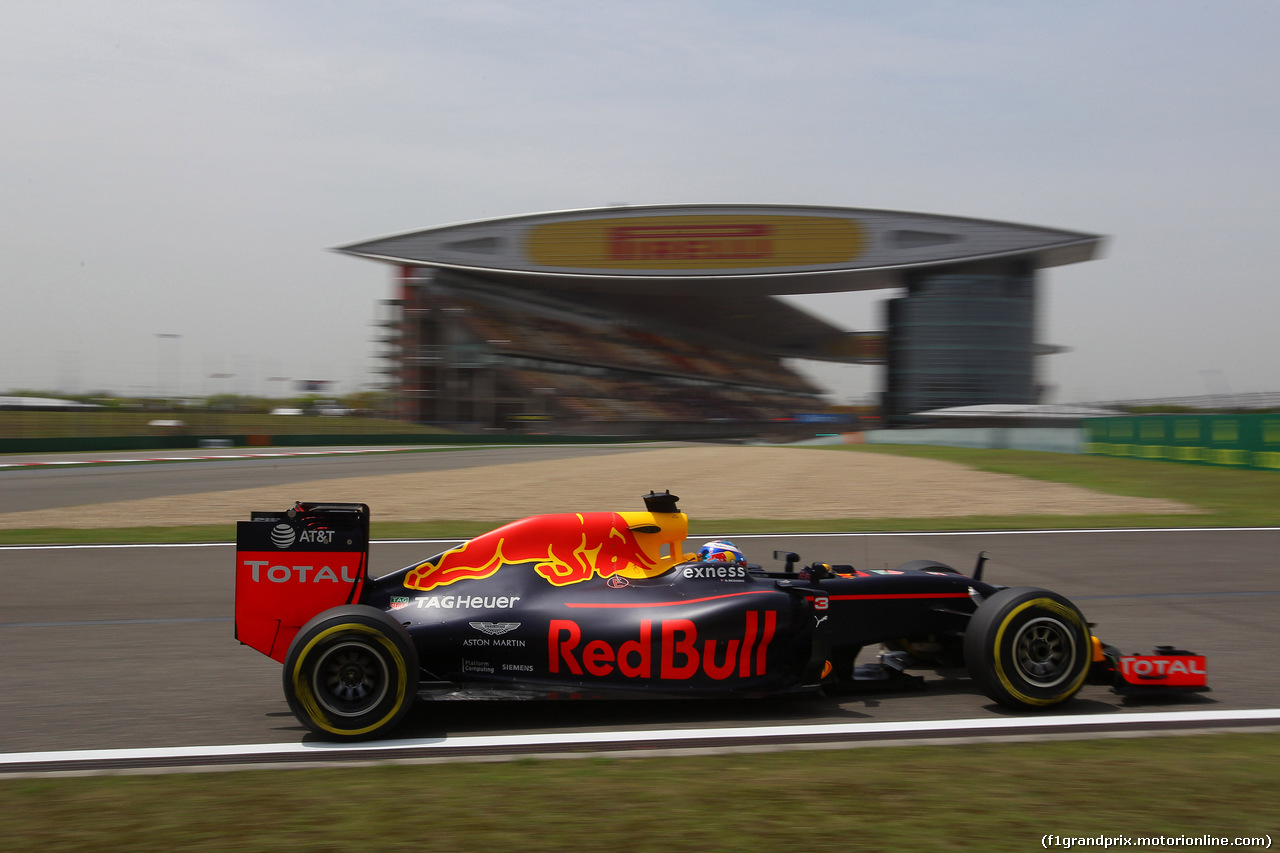 GP CINA, 15.04.2016 - Prove Libere 1, Daniel Ricciardo (AUS) Red Bull Racing RB12