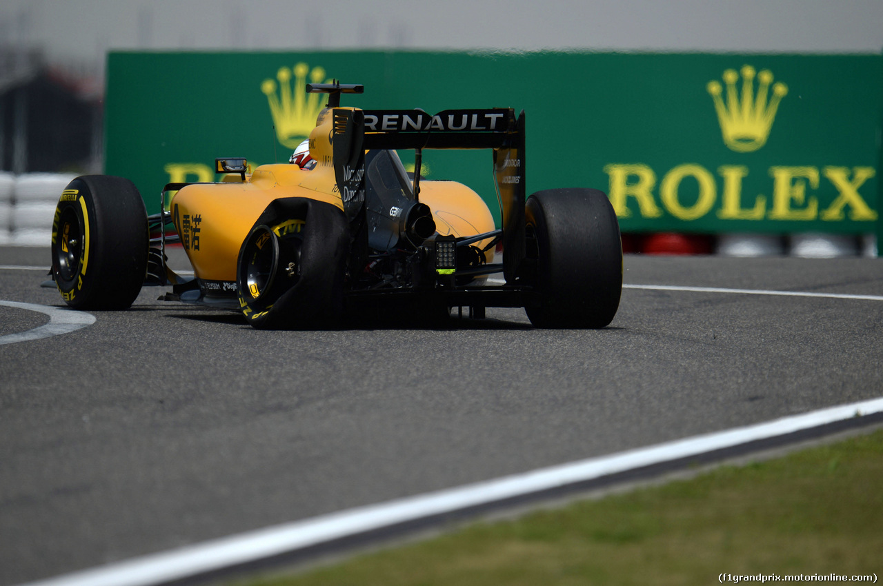GP CINA, 15.04.2016 - Prove Libere 1, Kevin Magnussen (DEN) Renault Sport F1 Team RS16 with a puncture.