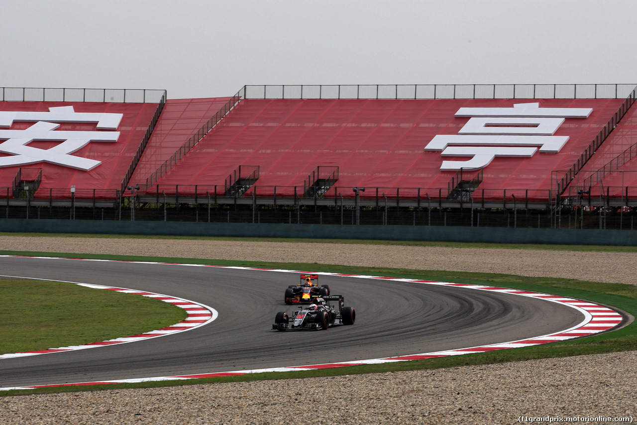 GP CINA, 15.04.2016 - Prove Libere 2, Jenson Button (GBR)  McLaren Honda MP4-31 e Daniil Kvyat (RUS) Red Bull Racing RB12