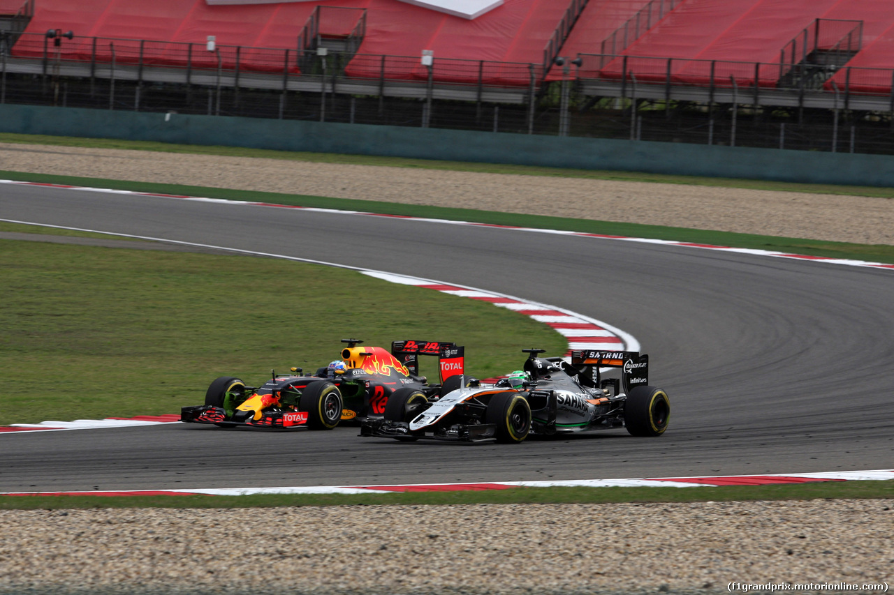GP CINA, 15.04.2016 - Prove Libere 2, Daniel Ricciardo (AUS) Red Bull Racing RB12 e Nico Hulkenberg (GER) Sahara Force India F1 VJM09