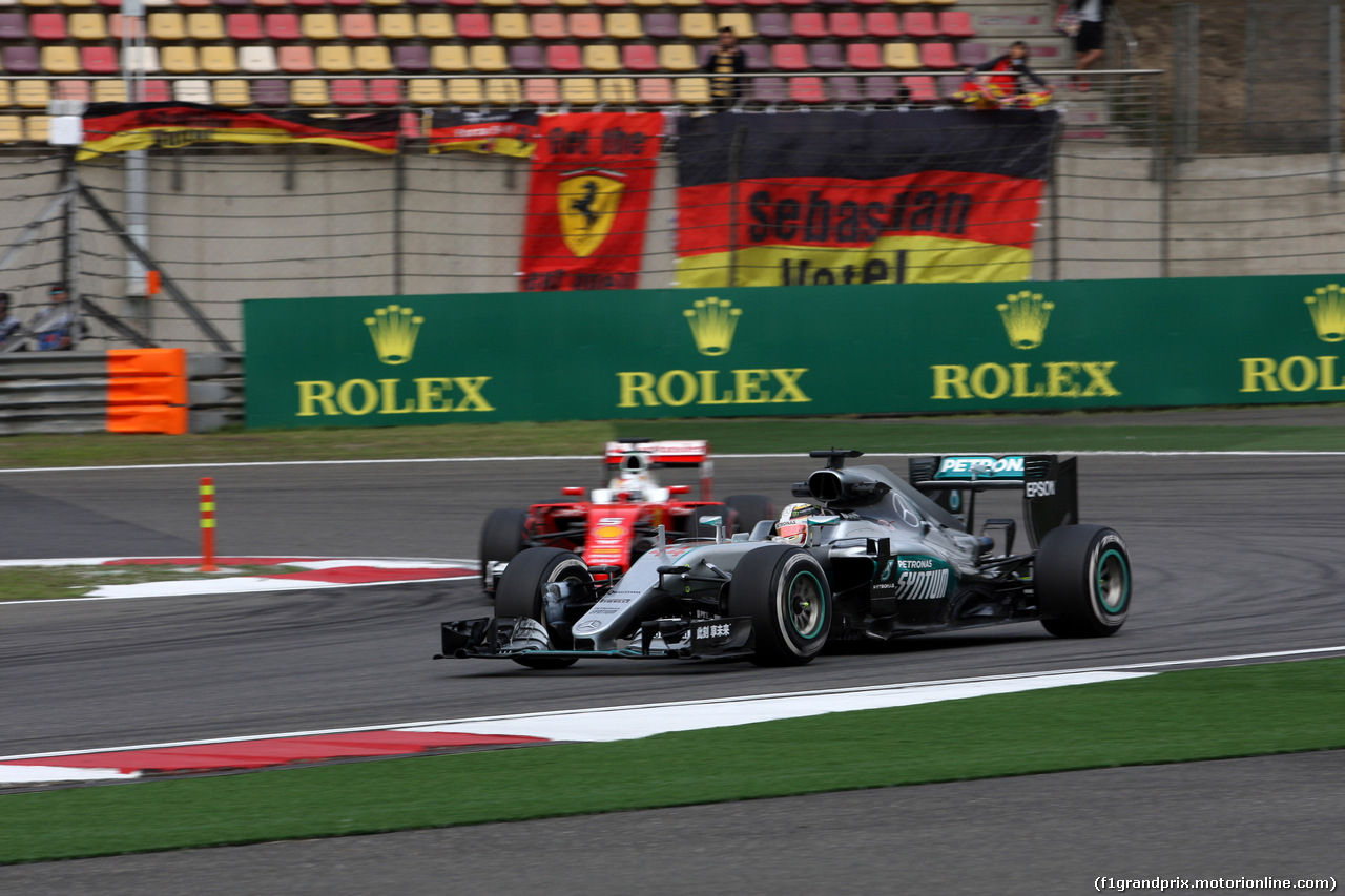 GP CINA, 15.04.2016 - Prove Libere 2, Lewis Hamilton (GBR) Mercedes AMG F1 W07 Hybrid e Sebastian Vettel (GER) Ferrari SF16-H