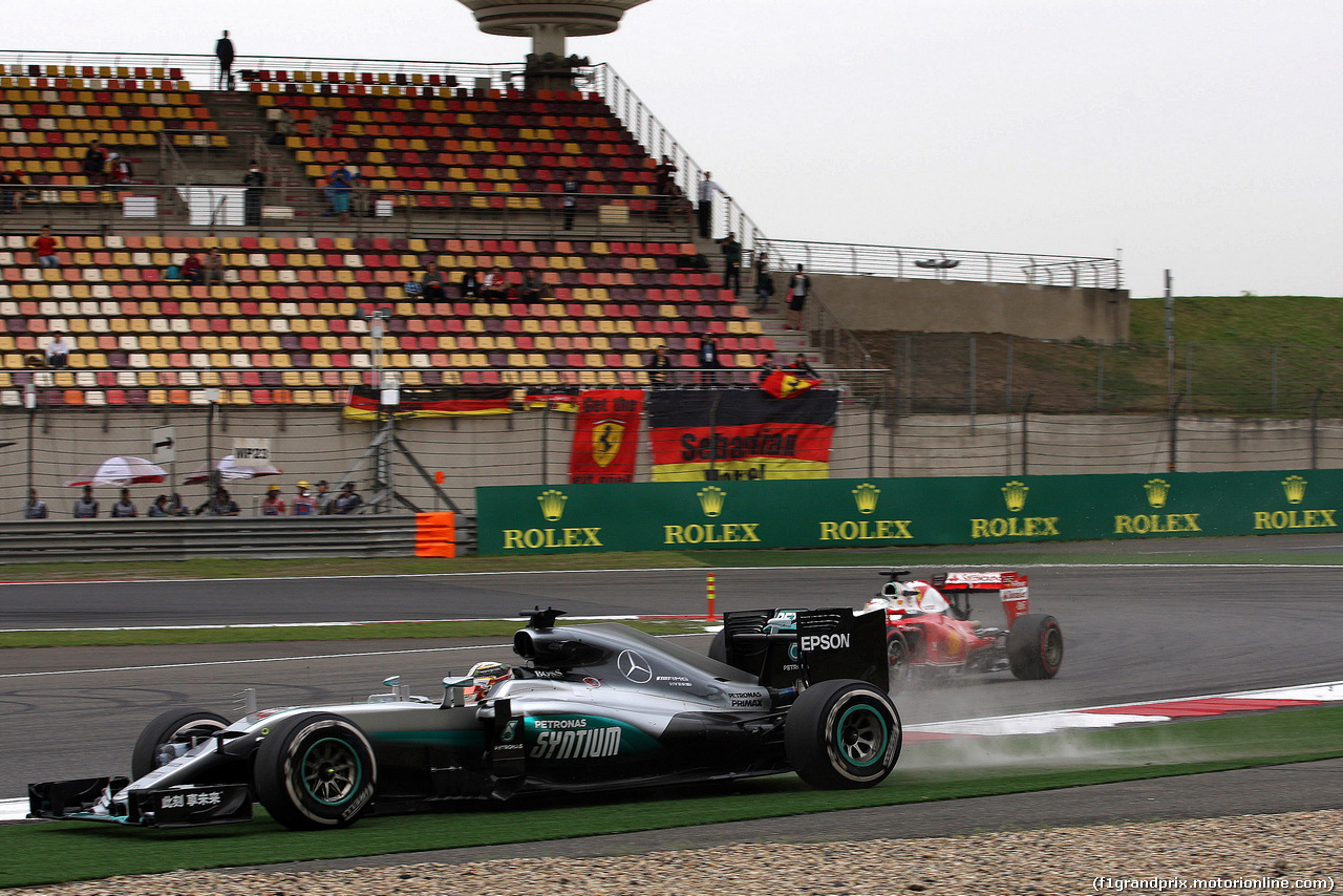 GP CINA, 15.04.2016 - Prove Libere 2, Lewis Hamilton (GBR) Mercedes AMG F1 W07 Hybrid off track e Sebastian Vettel (GER) Ferrari SF16-H