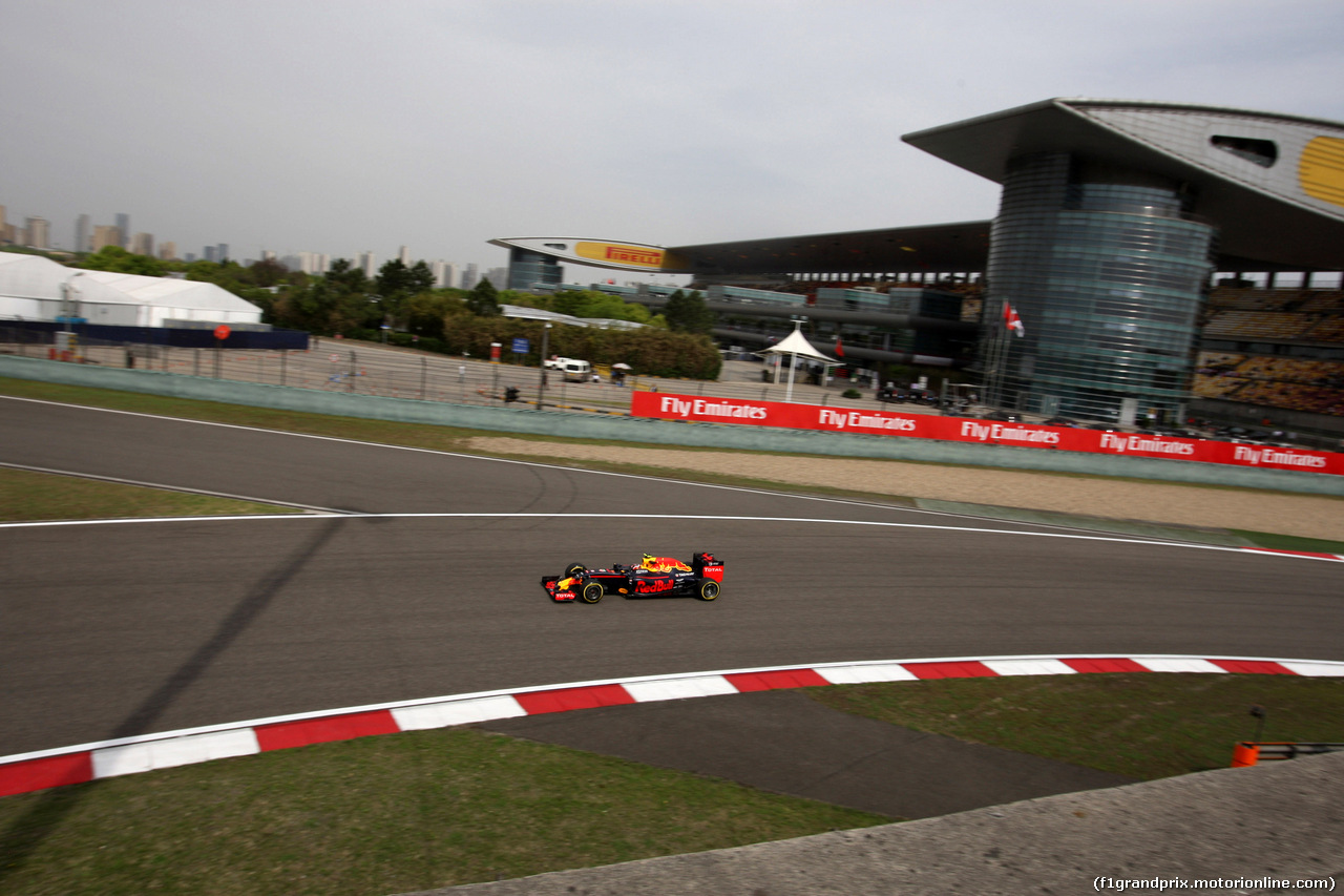 GP CINA, 15.04.2016 - Prove Libere 2, Daniil Kvyat (RUS) Red Bull Racing RB12