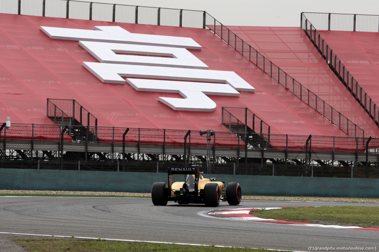 GP CINA, 15.04.2016 - Prove Libere 2, Jolyon Palmer (GBR) Renault Sport F1 Team RS16
