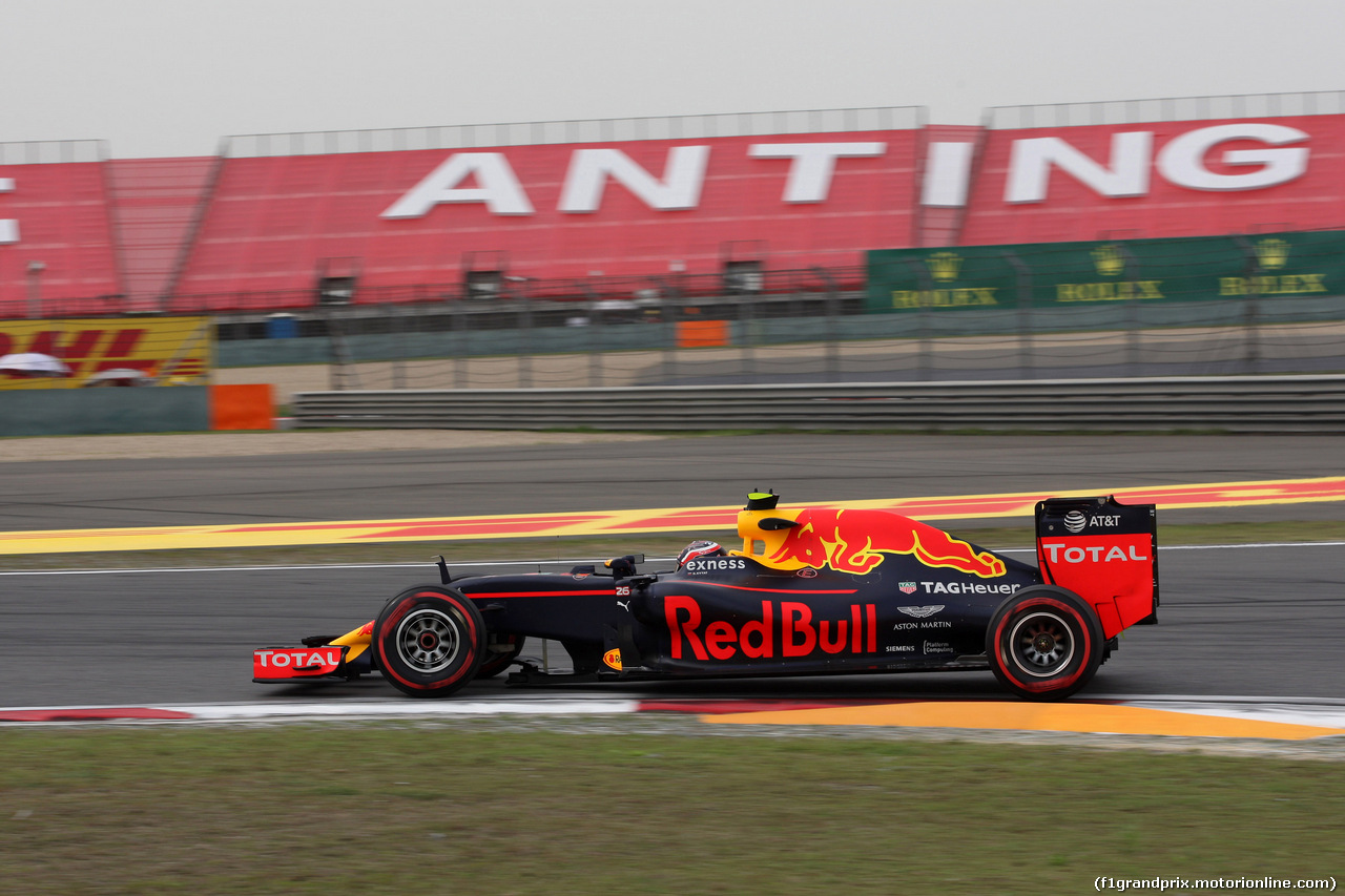GP CINA, 15.04.2016 - Prove Libere 2, Daniil Kvyat (RUS) Red Bull Racing RB12
