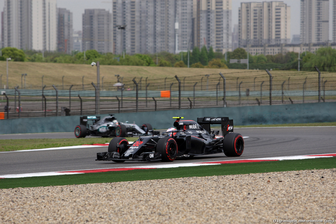 GP CINA, 15.04.2016 - Prove Libere 2, Jenson Button (GBR)  McLaren Honda MP4-31 e Lewis Hamilton (GBR) Mercedes AMG F1 W07 Hybrid