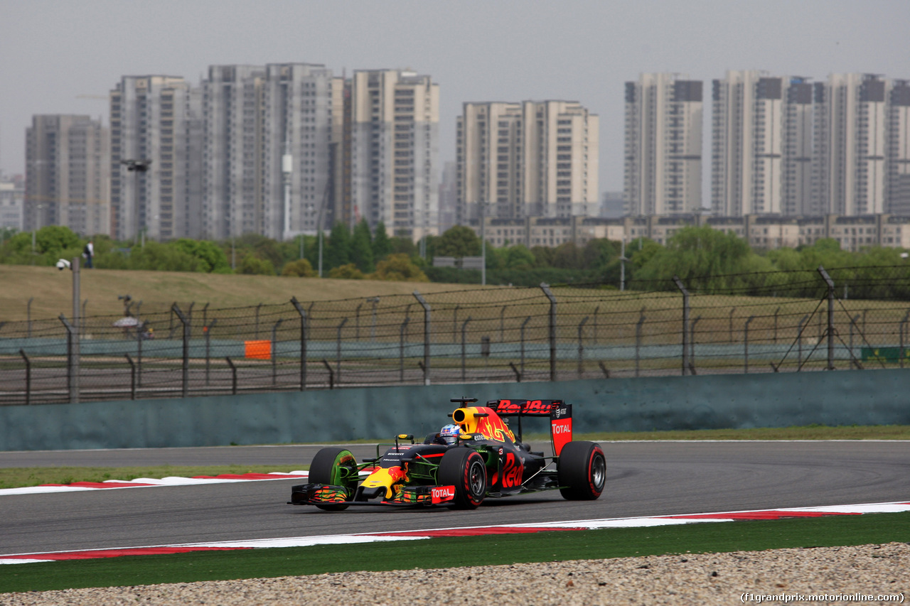 GP CINA, 15.04.2016 - Prove Libere 2, Daniel Ricciardo (AUS) Red Bull Racing RB12