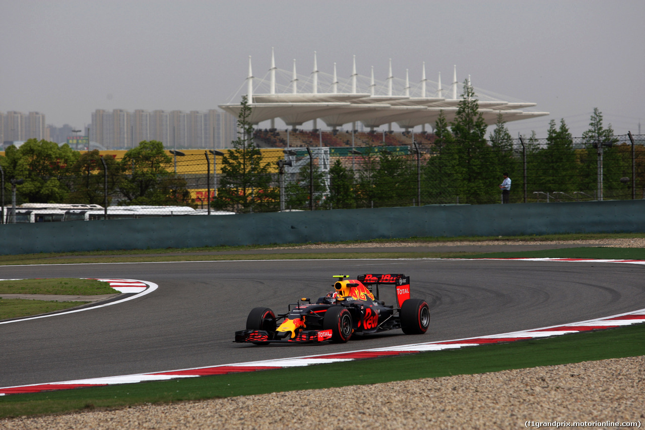 GP CINA, 15.04.2016 - Prove Libere 2, Daniil Kvyat (RUS) Red Bull Racing RB12