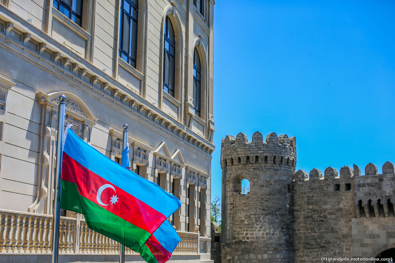 Азербайджан прямой. Флаг Баку. Baku Azerbaijan Flag. Азербайджан город Баку с флагом. Флаг города Баку.