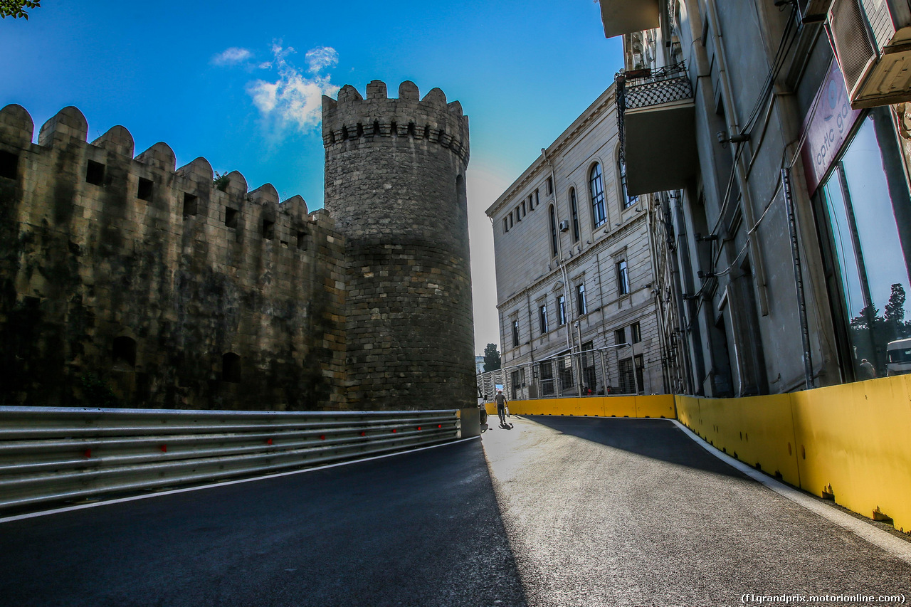 GP EUROPA, Baku city circuit at turn 10 with the castle.