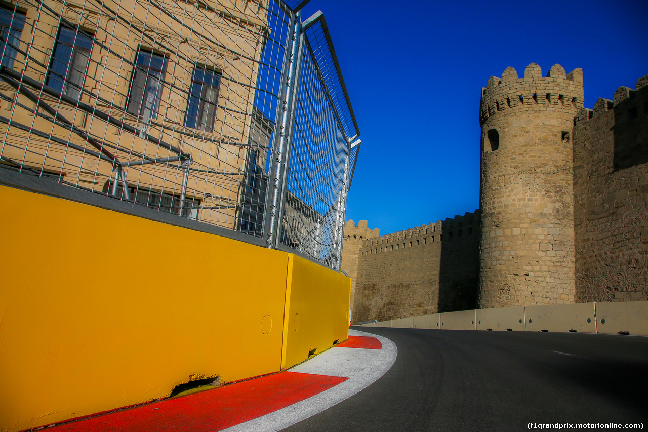 GP EUROPA, Baku city circuit at turn 11 with the castle.