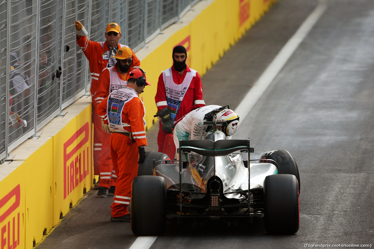 GP EUROPA, Qualifiche, Lewis Hamilton (GBR) Mercedes AMG F1 W07 Hybrid crashed out of qualifying.