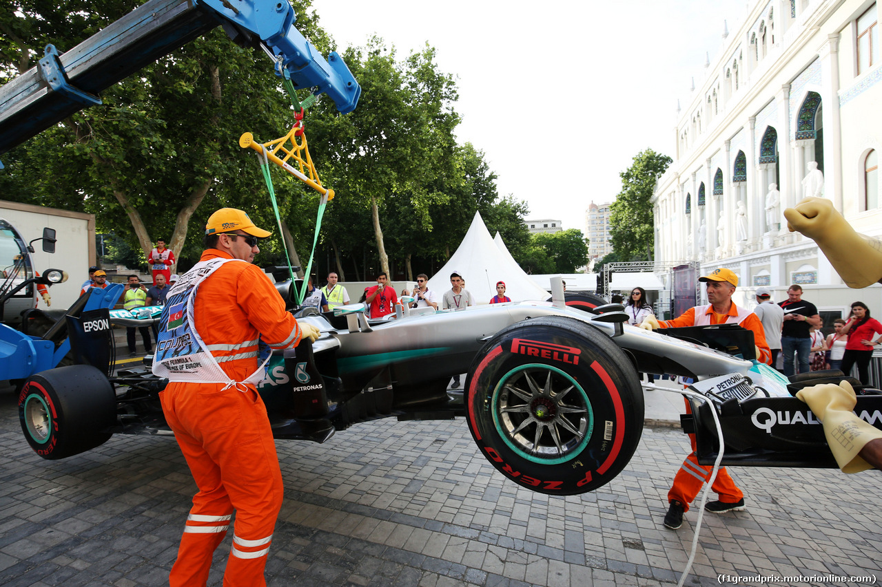 GP EUROPA, Qualifiche, The Mercedes AMG F1 W07 Hybrid of Lewis Hamilton (GBR) Mercedes AMG F1 is craned away after he crashed out of qualifying.